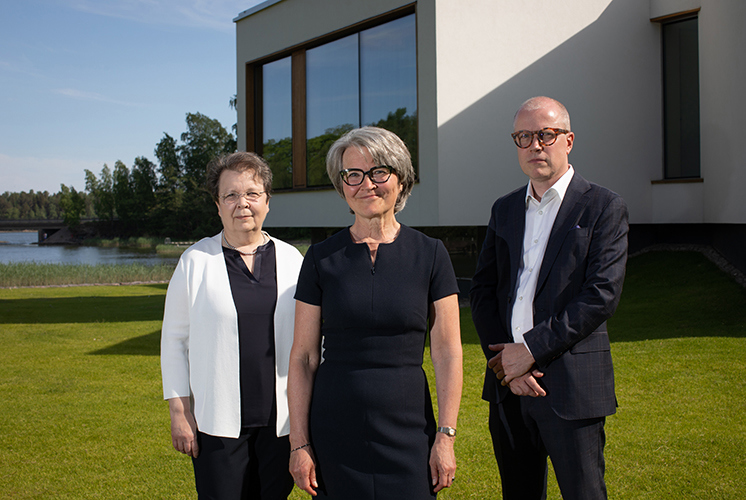 Valokuva omistajista Hanna Hartelasta, Heikki Hartelassa ja Maarit Hartela-Varkki 