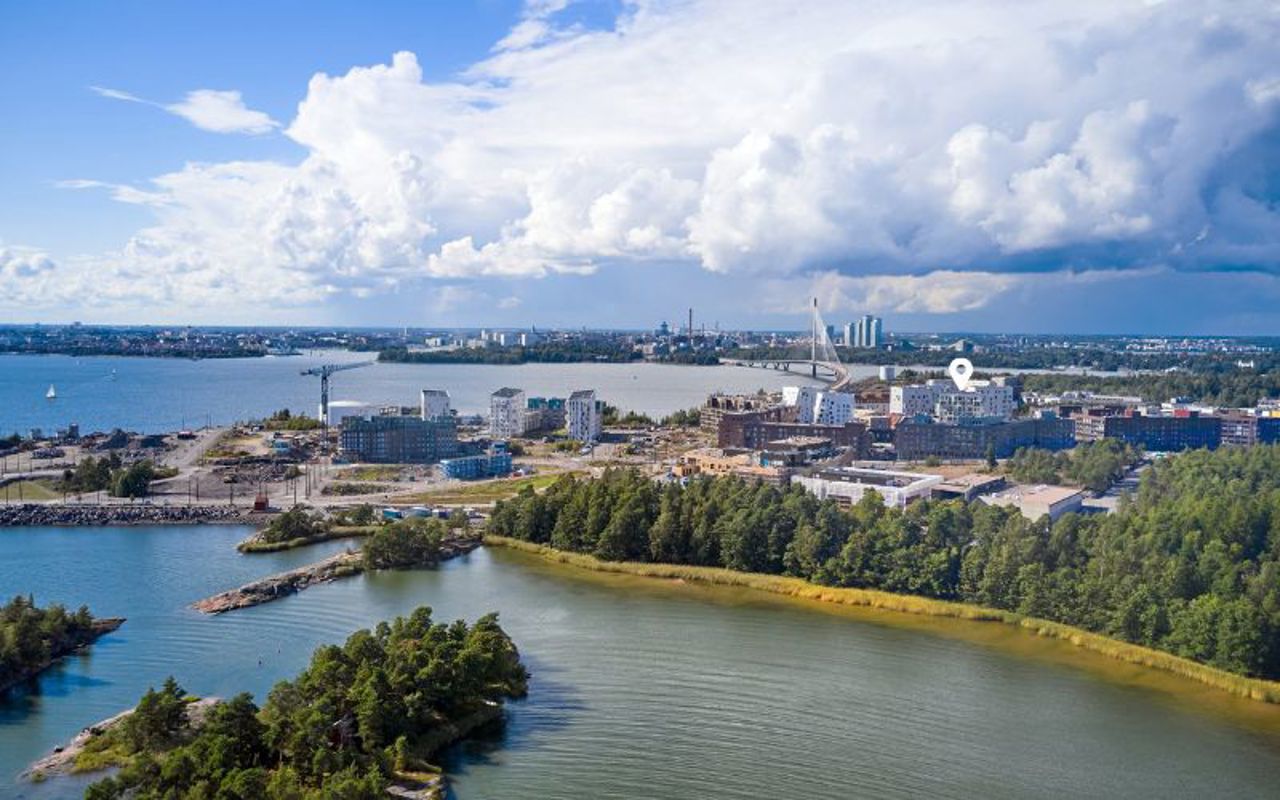 Ilmakuva Kruunuvuorenrannasta kantakaupungin suuntaan.