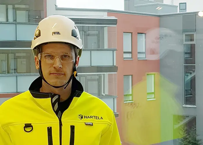 Hartelan suunnittelupäällikkö Veli-Matti Kankare ikkunan edessä