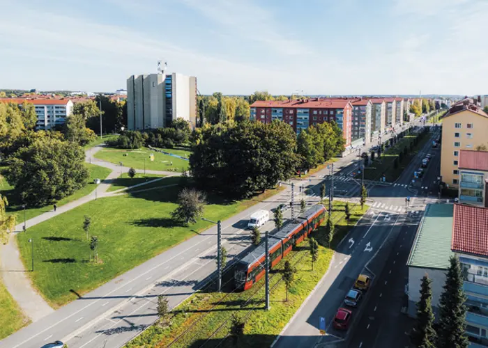 Valokuvanäkymä Tampereen Kalevan alueesta. Etualalla Kalevan kirkko.