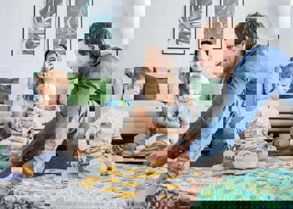 Perheen yhteinen hetki Hartelan rakentamassa asunnossa