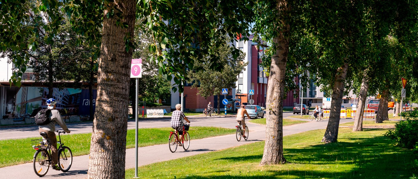 Pyöräilijöitä Oulun Höyhtyän suuralueella pyöräilemässä