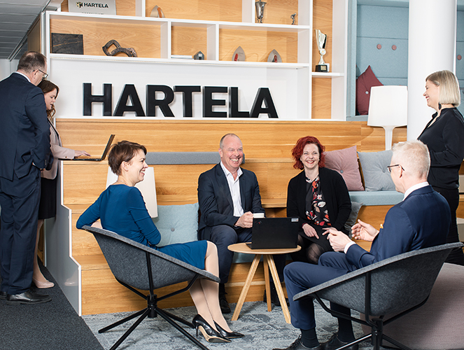 Hartelan johtoryhmä työskentelemässä Ilmalan toimitilassa