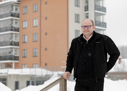 Ari Ovaska uuden kotinsa, Hartelan rakentaman Asunto Oy Mäntsälän Muskotin, edessä