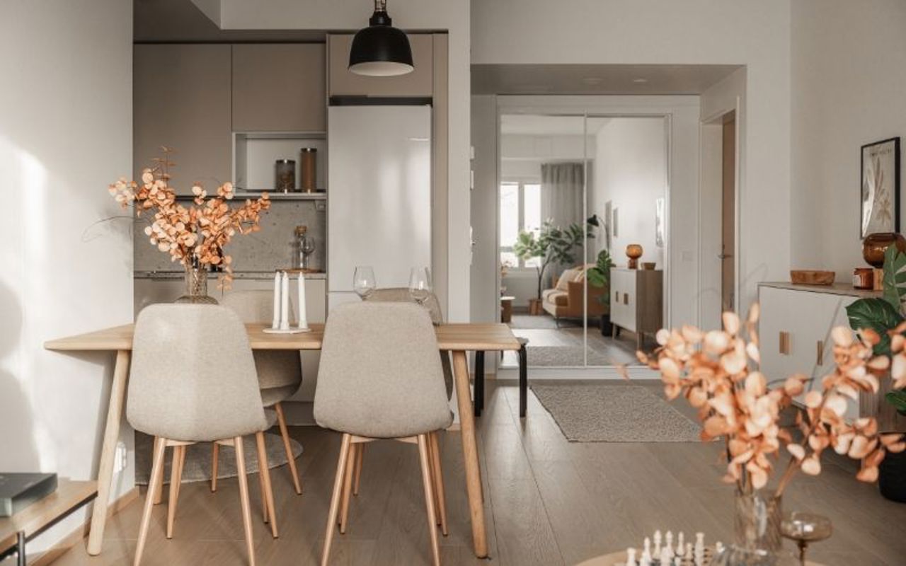 Valokuvanäkymä Lahden Vahva-Jussin Taimen esittelyasunto A1:sen keittotilasta ja eteisestä