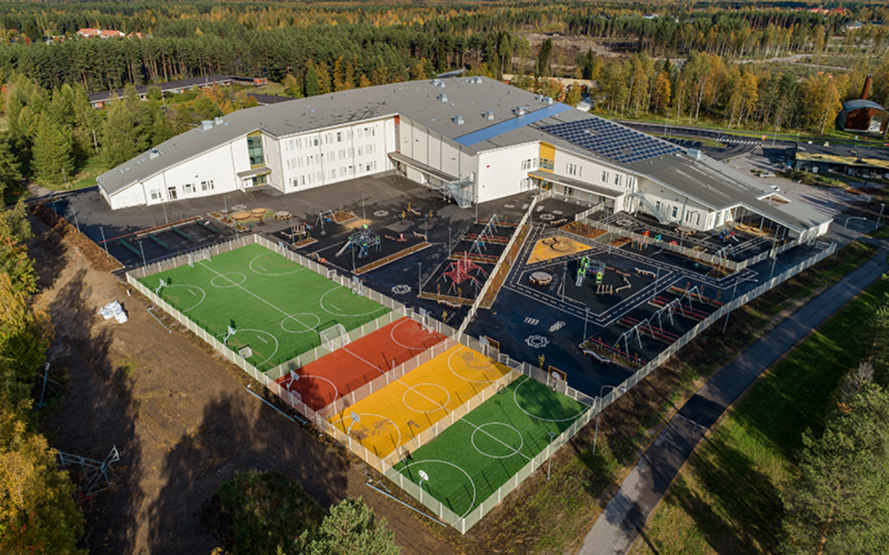 Raahen Antinkankaan Monitoimitalo ylhäältäkuvattuna värikkäine pelikenttineen