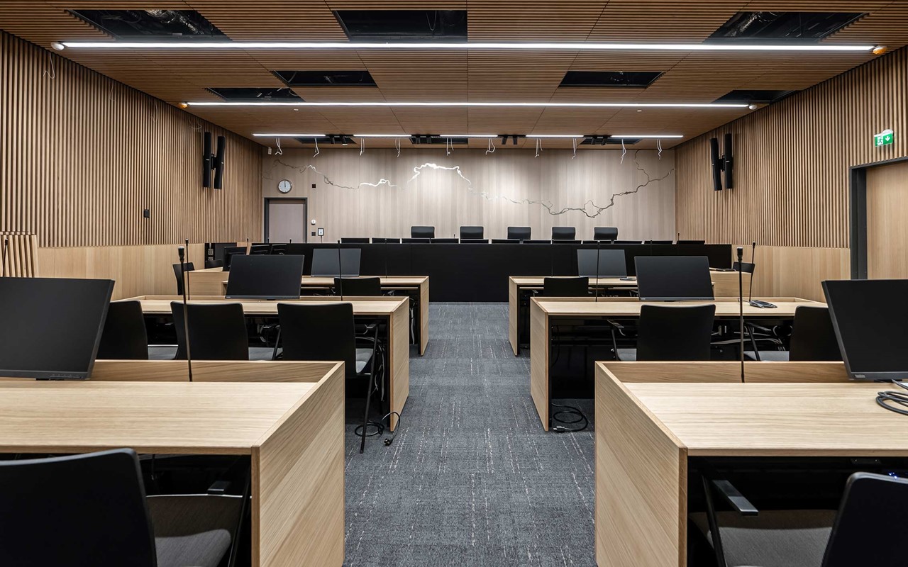 Oulun oikeustalon salissa pintamateriaaleina on käytetty runsaasti puuta.