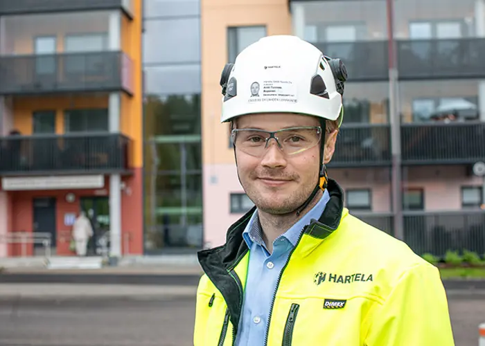 Hartelan luejohtaja Tuomas Ruponen seisoo Vahva-Jussin alueella rakennusten edessä