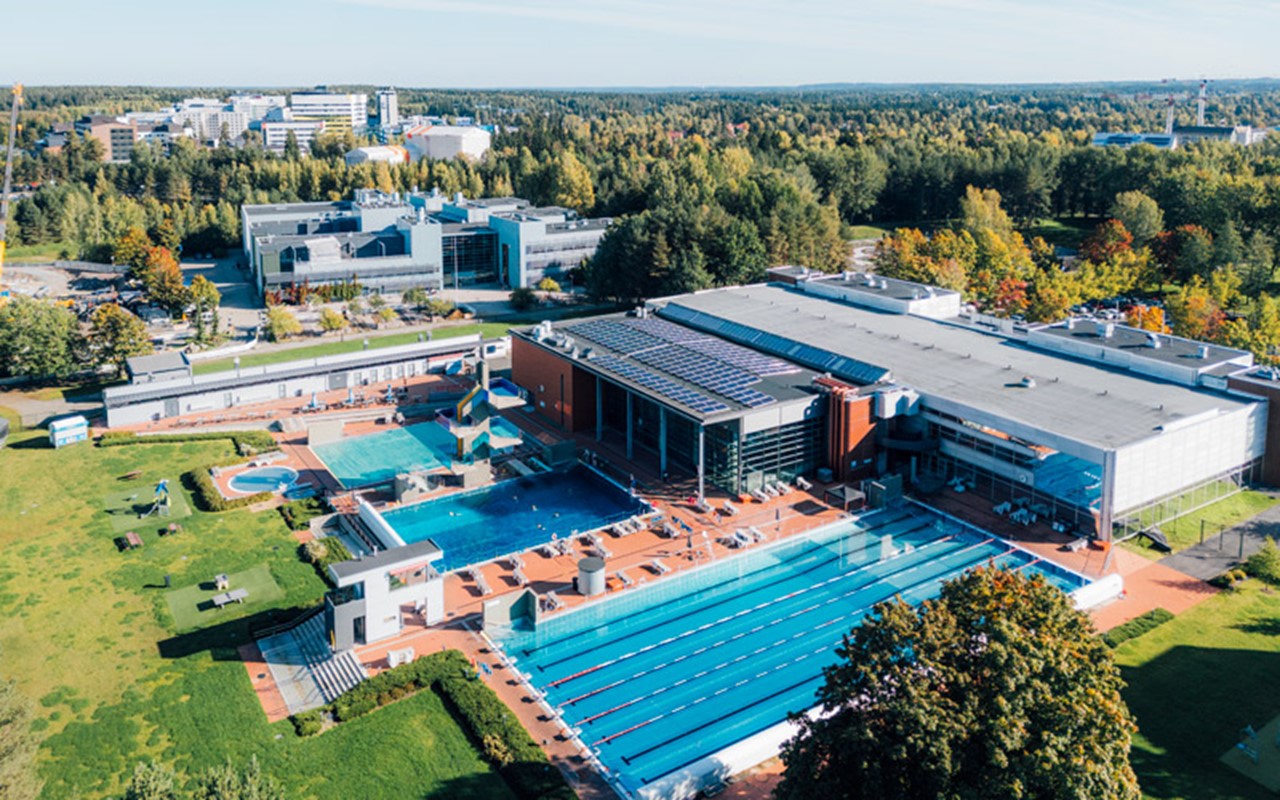 Ilmakuvanäkymä Tampereen Kalevassa sijaitsevasta Tampereen uintikeskuksesta ja maauimalasta