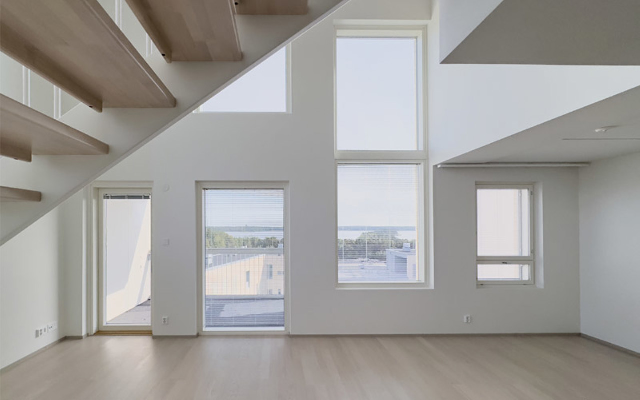 Valokuvanäkymä Kruunuvuorenrannan Kajon asunnon D35 olohuoneesta ja ruokailutilasta