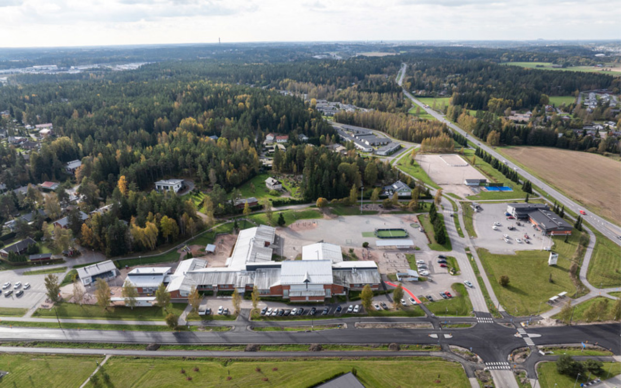 Ilmakuva Liedon Loukinaisen keskustasta kuvattuna syksyllä 2025