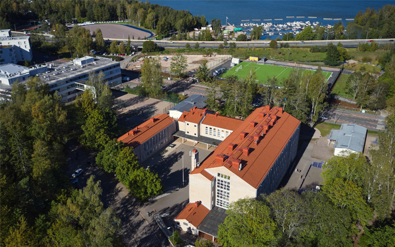 Valokuvanäkymä Lauttasaaren ala-asteesta sekä kauempana siintävästä liikuntapuistosta