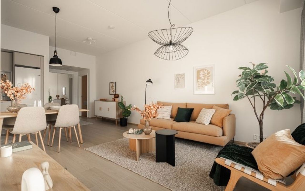 Valokuvanäkymä Lahden Vahva-Jussin Taimen esittelyasunto A1:sen olohuoneesta ja keittotilasta