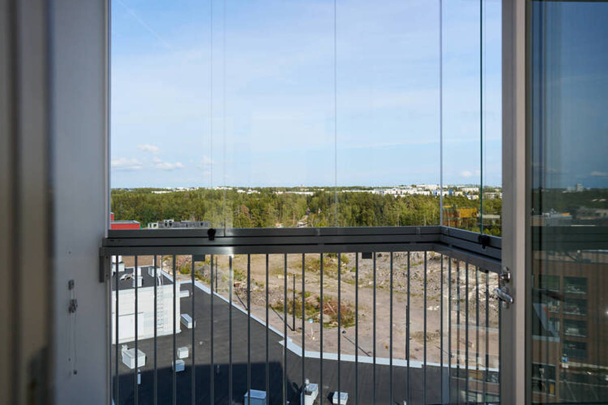 Valokuvanäkymä Kruunuvuorenrannan Kajon asunnon D35 yläkerran lasitettu parveke
