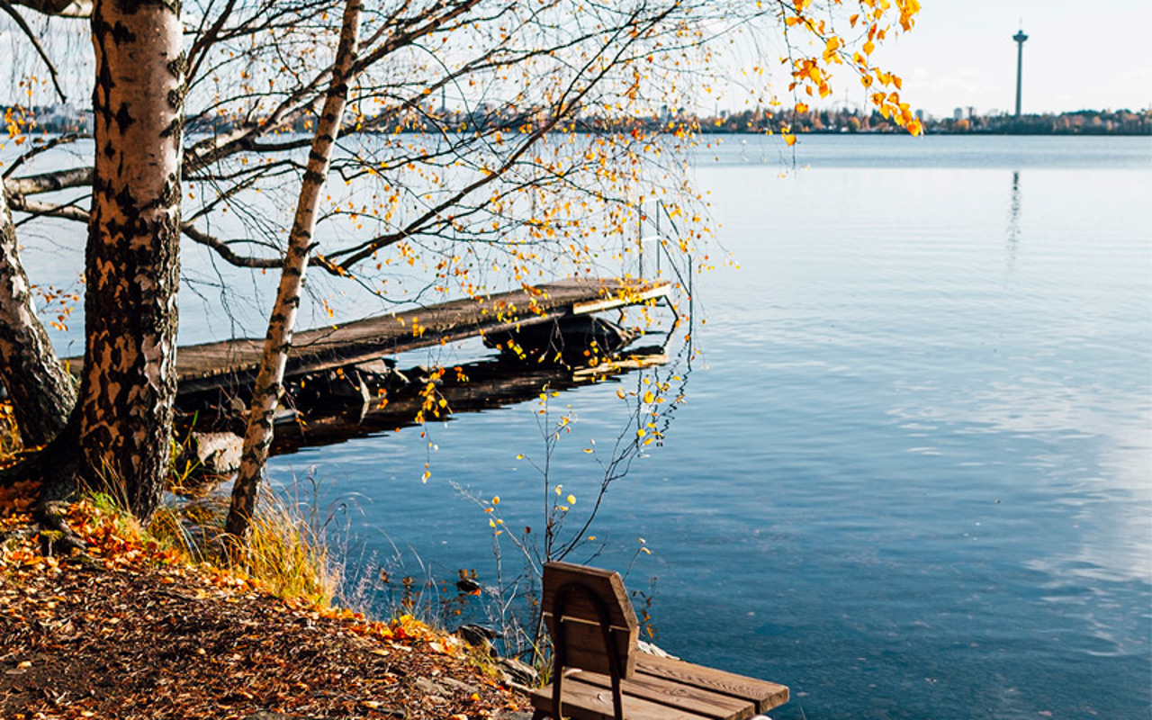 Valokuvanäkymä Lentävänniemen rannalta, jossa näkymä Näsijärvelle ja rannan toisella puolella olevaan Näsinneulaan
