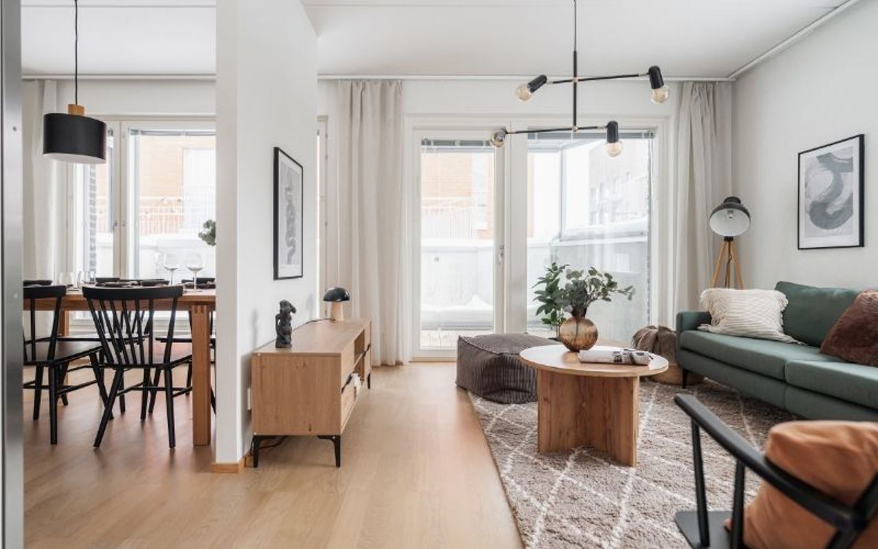 Valokuvanäkymä Kruunuvuorenrannan Kajon asunnon G makuuhuoneesta olohuoneeseen ja keittiöön