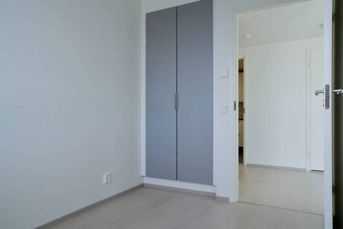 Valokuvanäkymä Kruunuvuorenrannan Kajon asunnon D35 makuuhuone 3:sen komeroryhmä