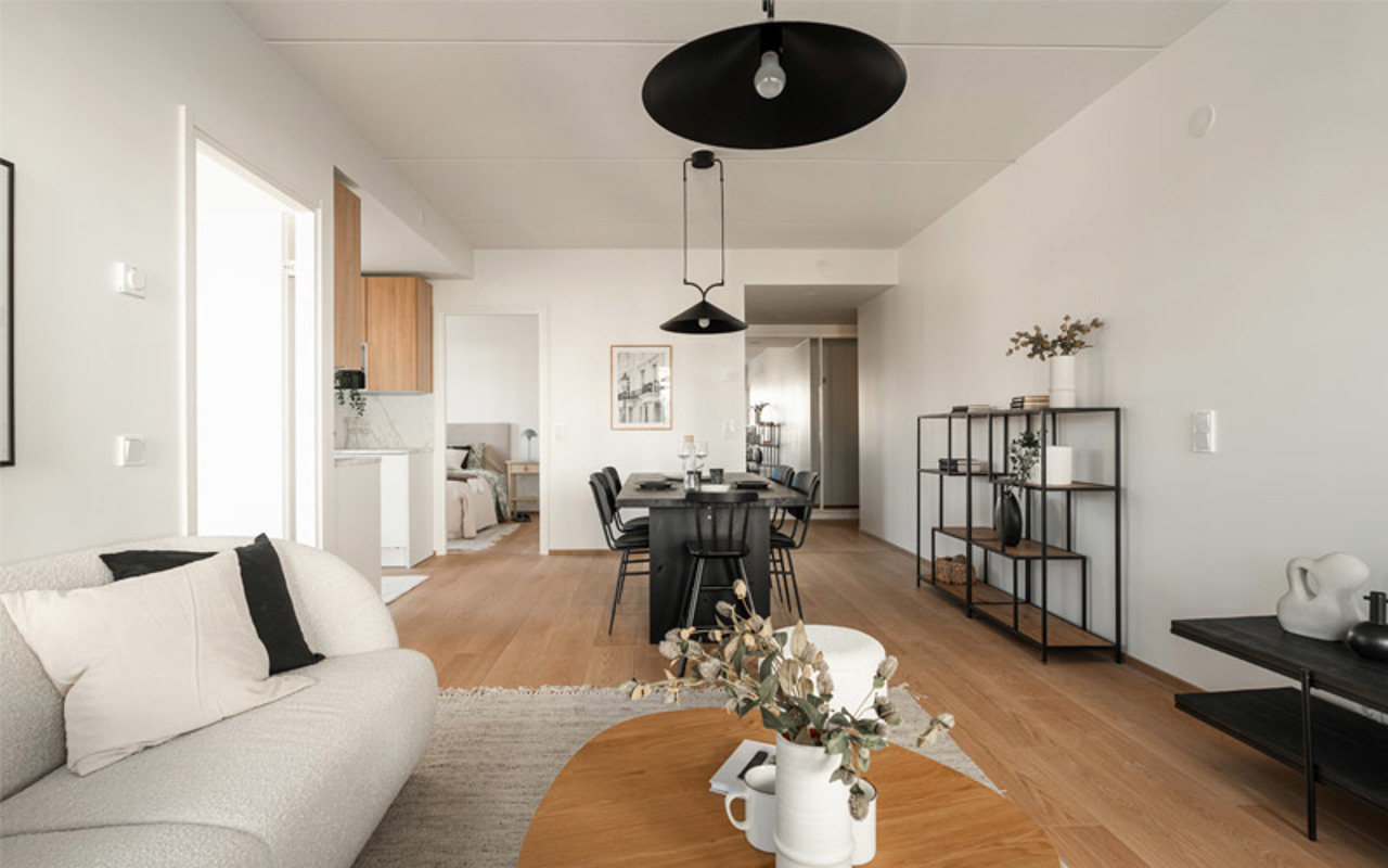 Valokuvanäkymä Järvenpään Pormestarinkulman kalustetun asunnon A5 olohuoneesta ja ruokailutilasta