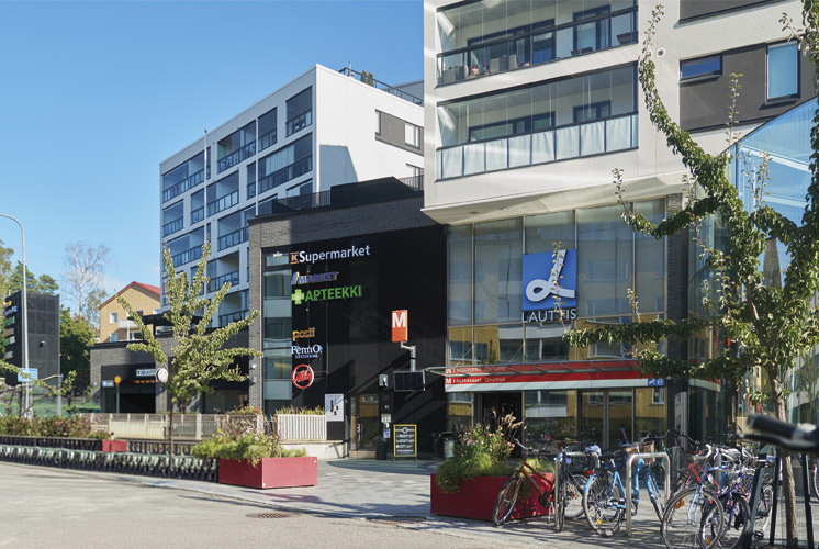 Valokuvanäkymä Helsingin Lauttasaaressa sijaitsevasta Kauppakeskus Lauttiksesta kesällä 2025