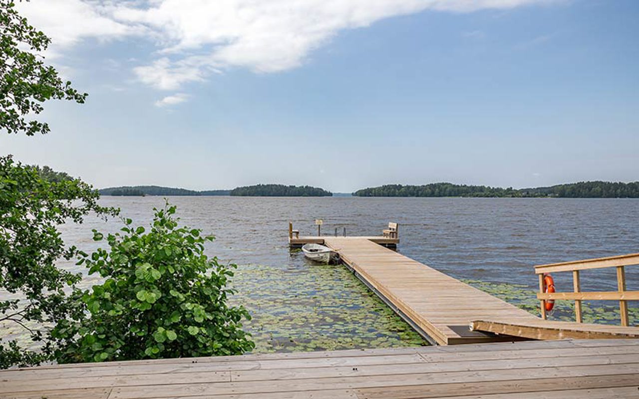 Laituri Lohjan Hiidensalmen rannalla