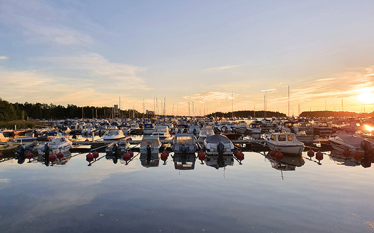 Kesäinen Rauman satama ilta-auringossa.