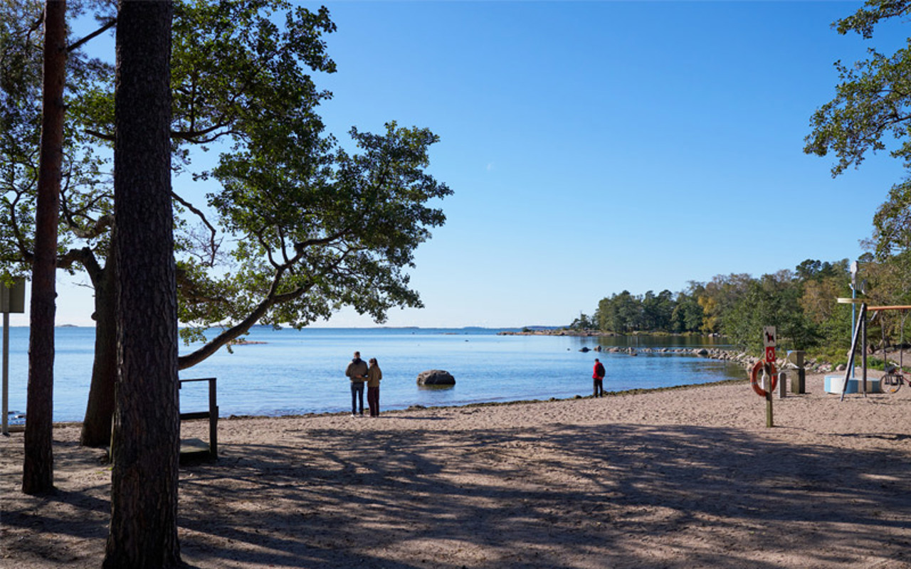 Valokuvanäkymä Helsingin Lauttasaaressa sijaitsevasta uimarannasta kesällä 2025
