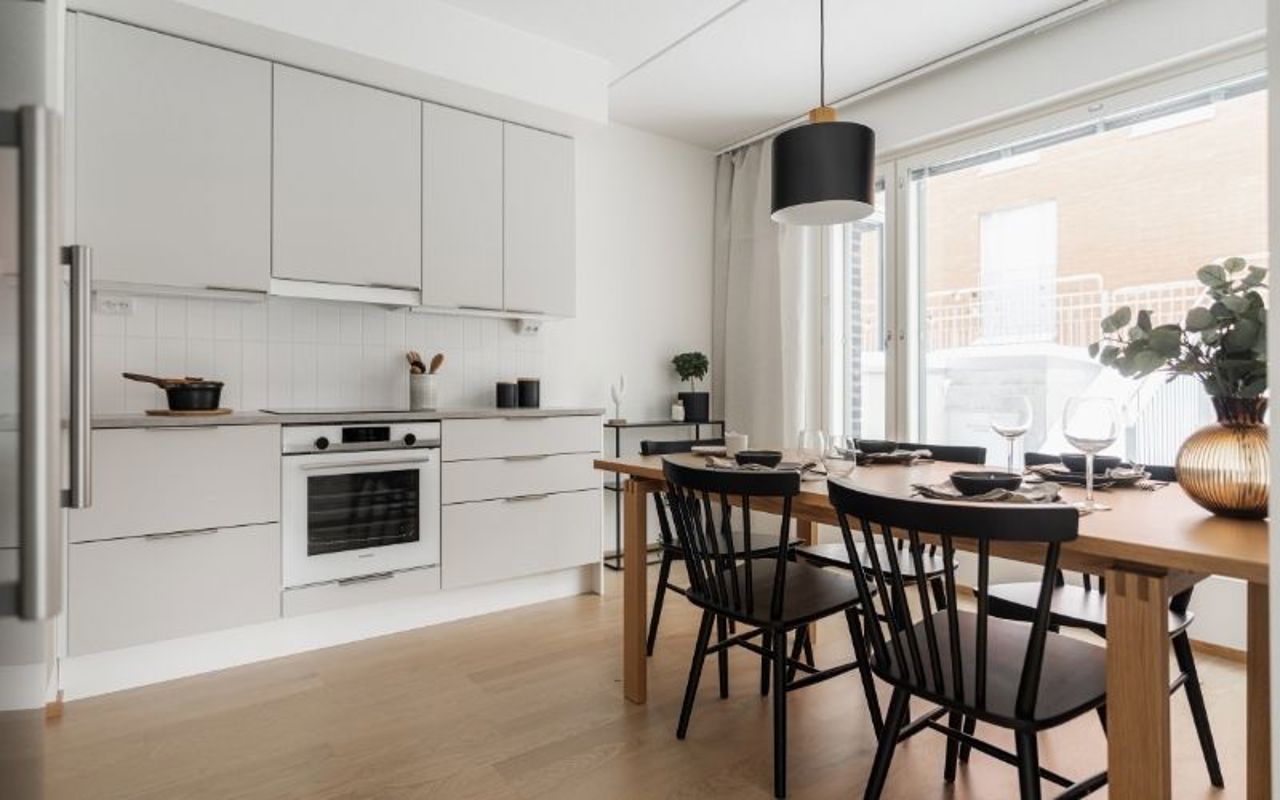 Valokuvanäkymä Kruunuvuorenrannan Kajon asunnon G keittiön kiintokalusteet