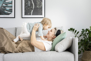 Äiti ja lapsi sohvalla Hartelan uudiskohteessa