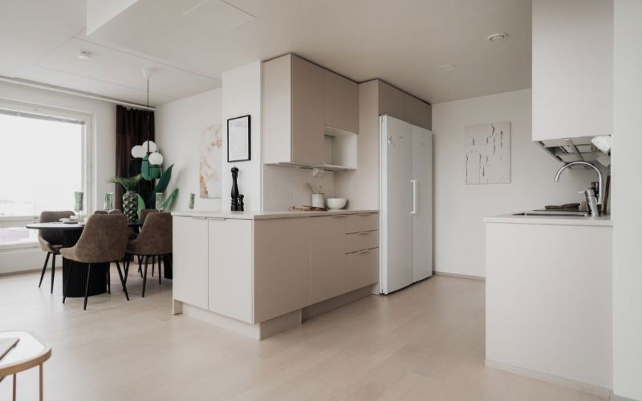 Valokuvanäkymä Kruunuvuorenrannan Kajon asunnon D37 keittotilasta