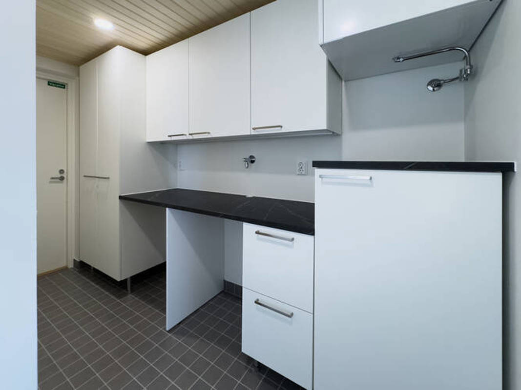 Valokuvanäkymä Kruunuvuorenrannan Kajon asunnon D35 kodinhoito- ja vaatehuoneesta