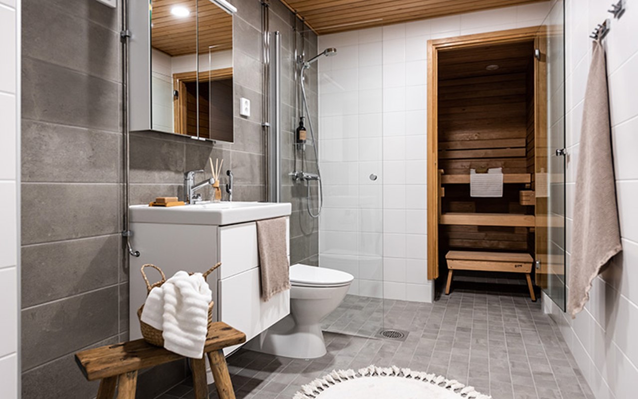 Uusi kylpyhuone Hartelan rakentamassa Oulun Satakielen kerrostalossa.