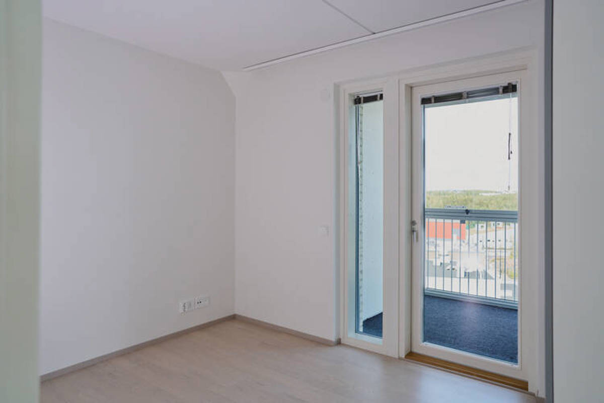 Valokuvanäkymä Kruunuvuorenrannan Kajon asunnon D35 makuuhuone 1:sta