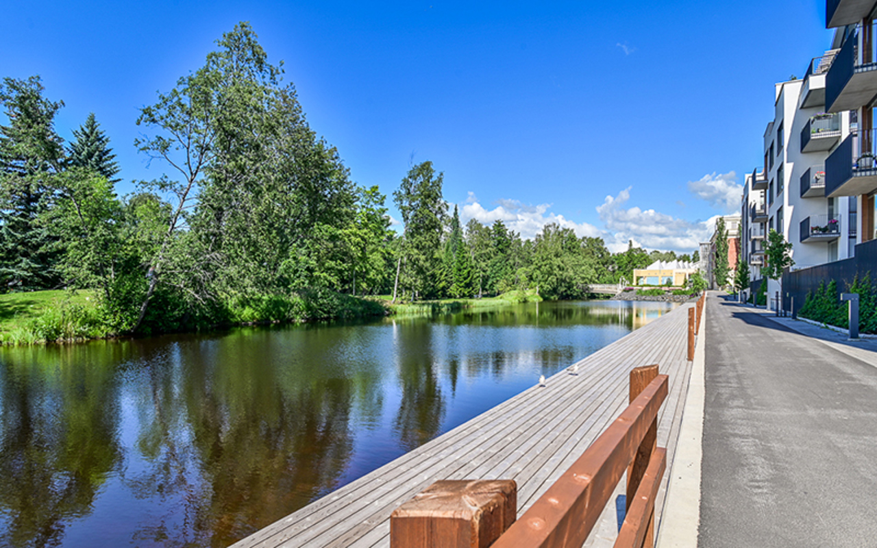 Åströmin palvelutalon vieressä lipuva joki