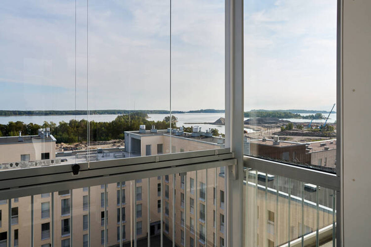 Valokuvanäkymä Kruunuvuorenrannan Kajon asunnon D36 lasitettu parveke