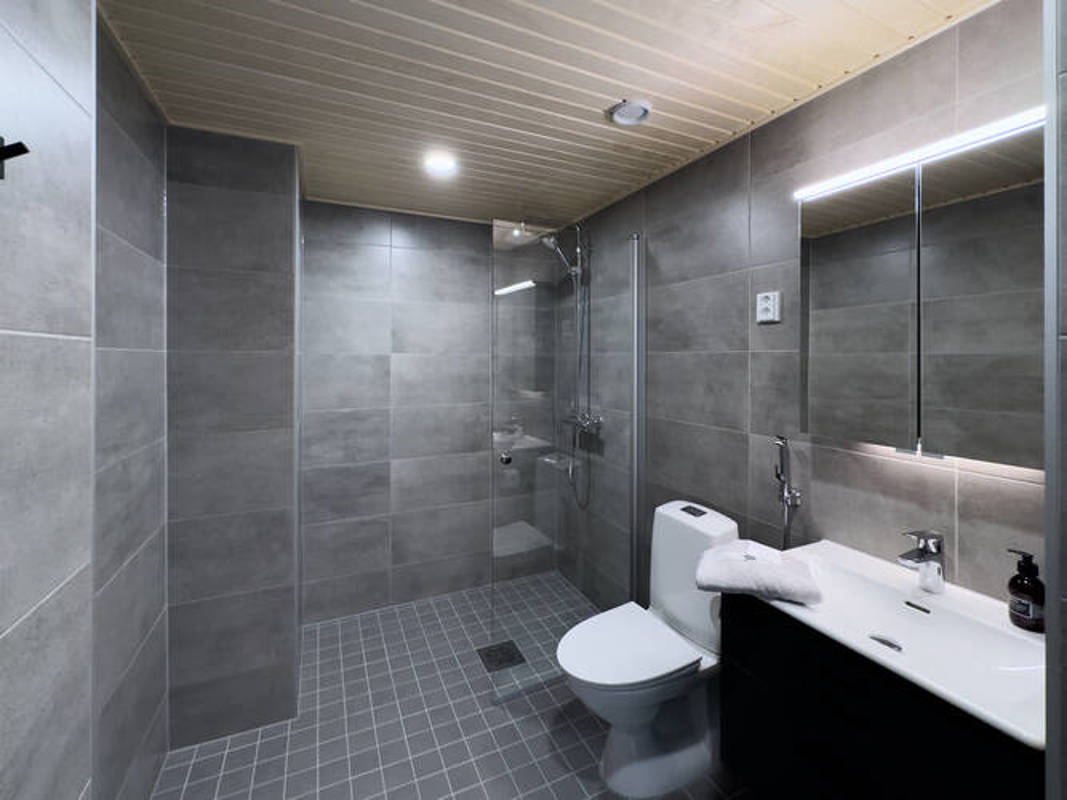 Valokuvanäkymä Kruunuvuorenrannan Kajon asunnon D35 alakerran kylpyhuoneesta