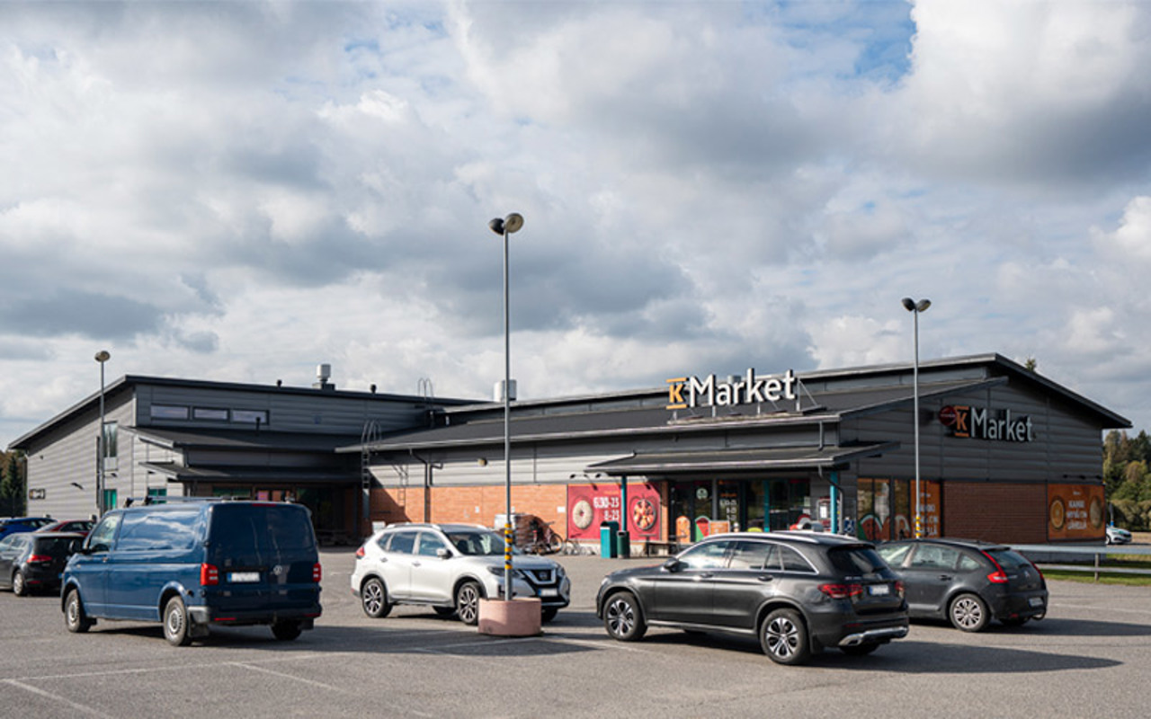 Valokuvanäkymä Liedon Loukinaisessa sijaitsevasta ruokakaupasta kuvattuna syksyllä 2026