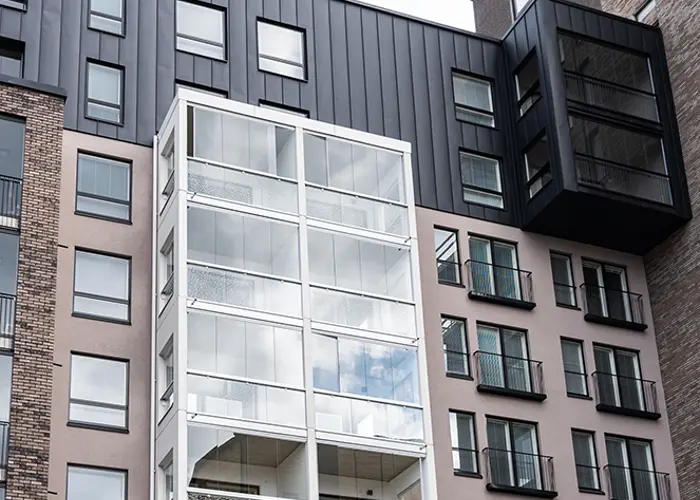 Kaupin Kotipesän julkisivun modernia arkkitehtuuria