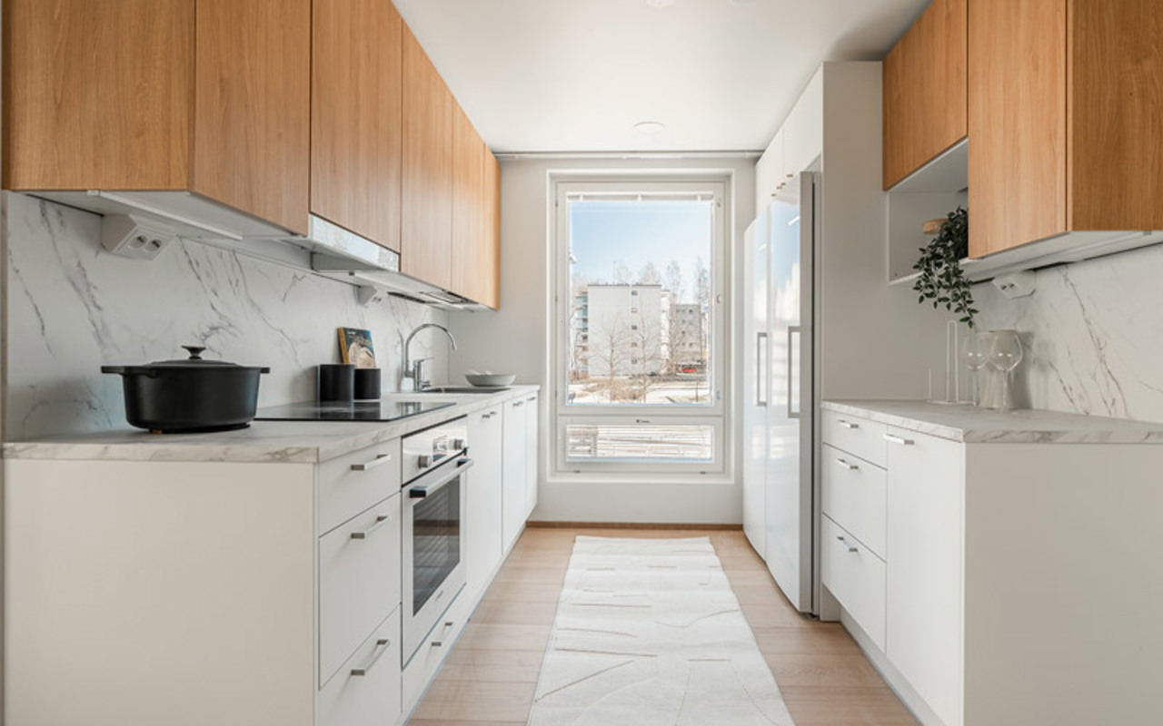 Valokuvanäkymä Järvenpään Pormestarinkulman kalustetun asunnon A5 keittotilasta