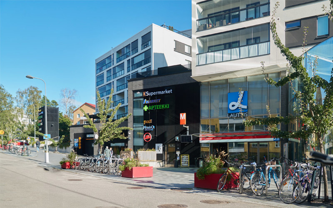 Valokuvanäkymä Helsingin Lauttasaaressa sijaitsevasta Kauppakeskus Lauttiksesta kesällä 2025