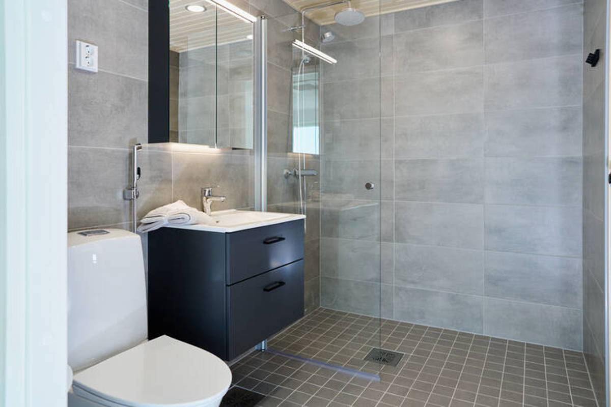 Valokuvanäkymä Kruunuvuorenrannan Kajon asunnon D35 kylpyhuone