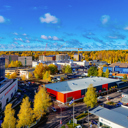 Julan myymälärakennus sijaitsee Konalassa, kauppakeskus Ristikon välittömässä läheisyydessä. 