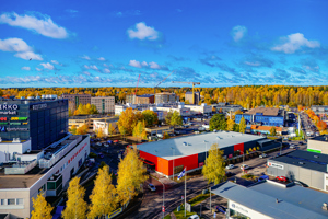 Julan myymälärakennus sijaitsee Konalassa, kauppakeskus Ristikon välittömässä läheisyydessä. 