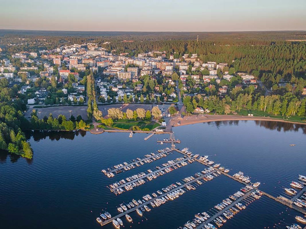 Ilmakuva Lohjan keskustasta ja venesatamasta