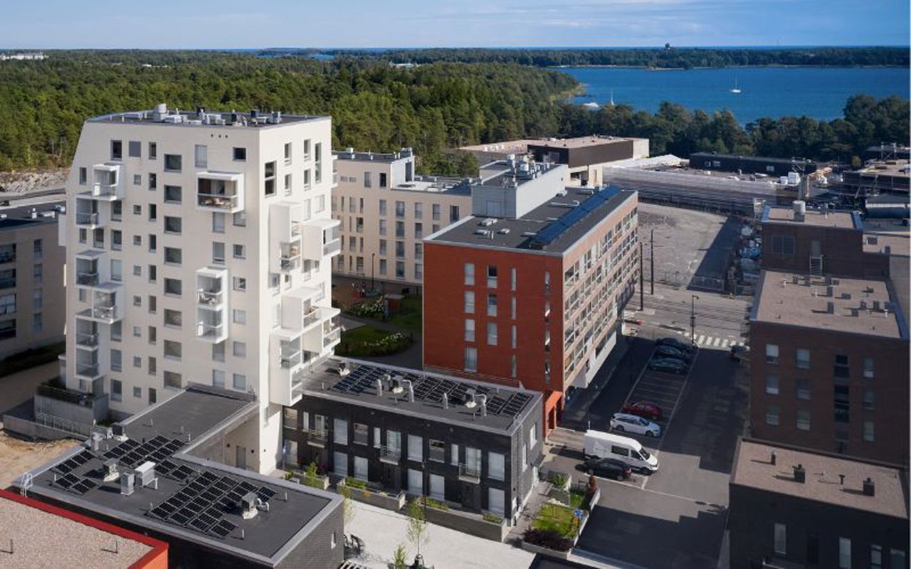 Ilmakuva Kajosta merinäkymällä.