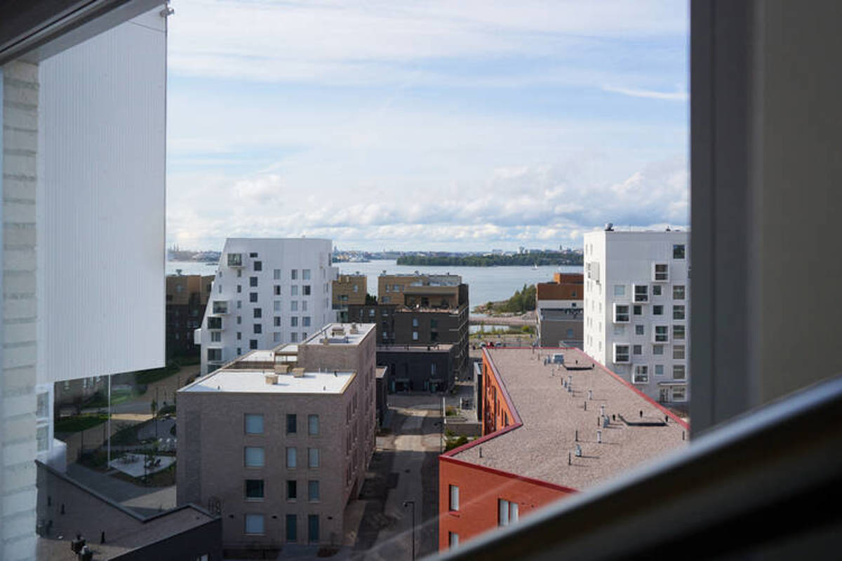 Kajon porraskäytävästä näkyy merelle