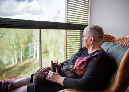 Lohjan Hiidensalmen Aavan asukas Anita ihailee järvimaisemaa