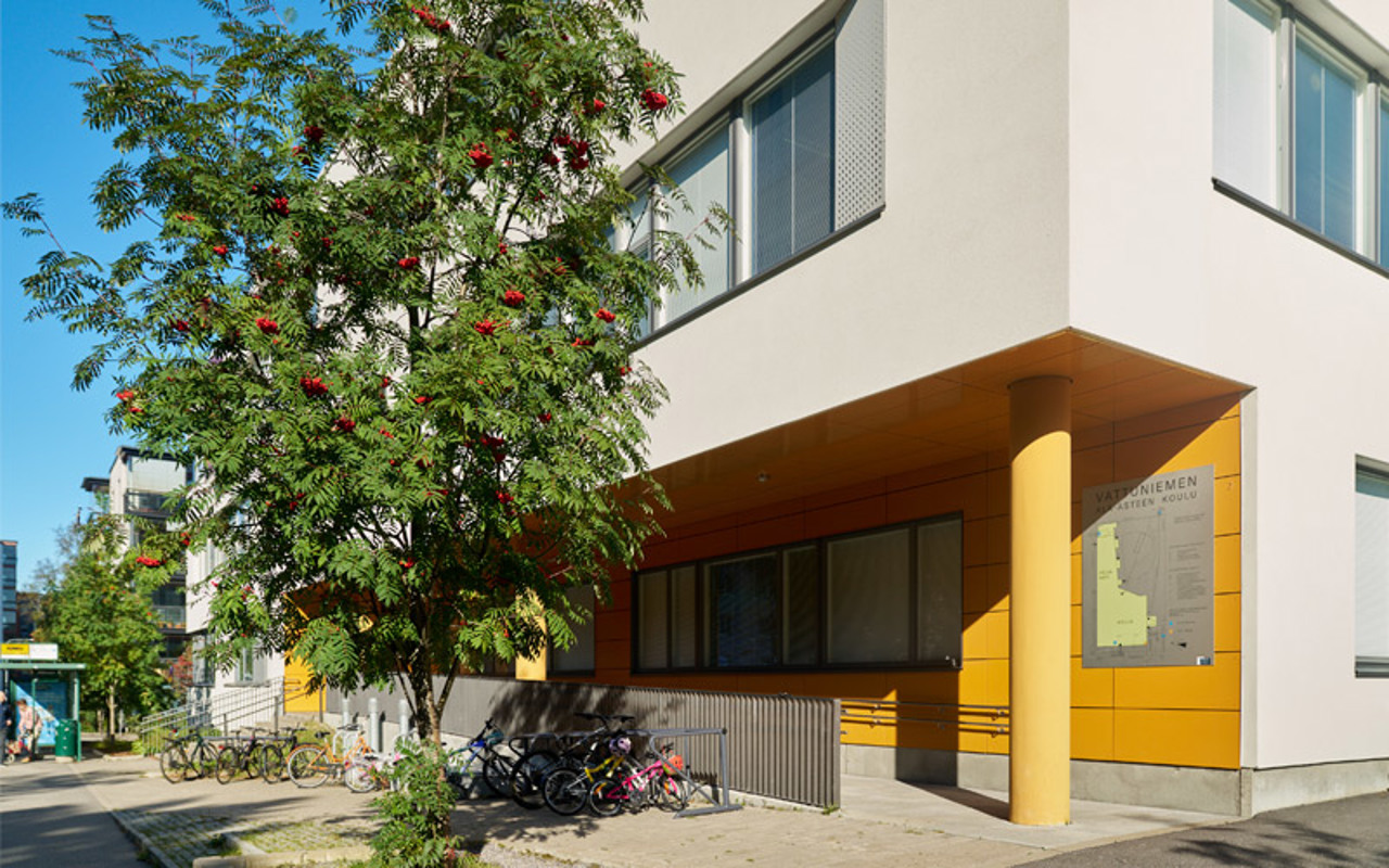 Valokuvanäkymä Helsingin Lauttasaaressa sijaitsevasta Vattuniemen peruskoulusta kesällä 2025