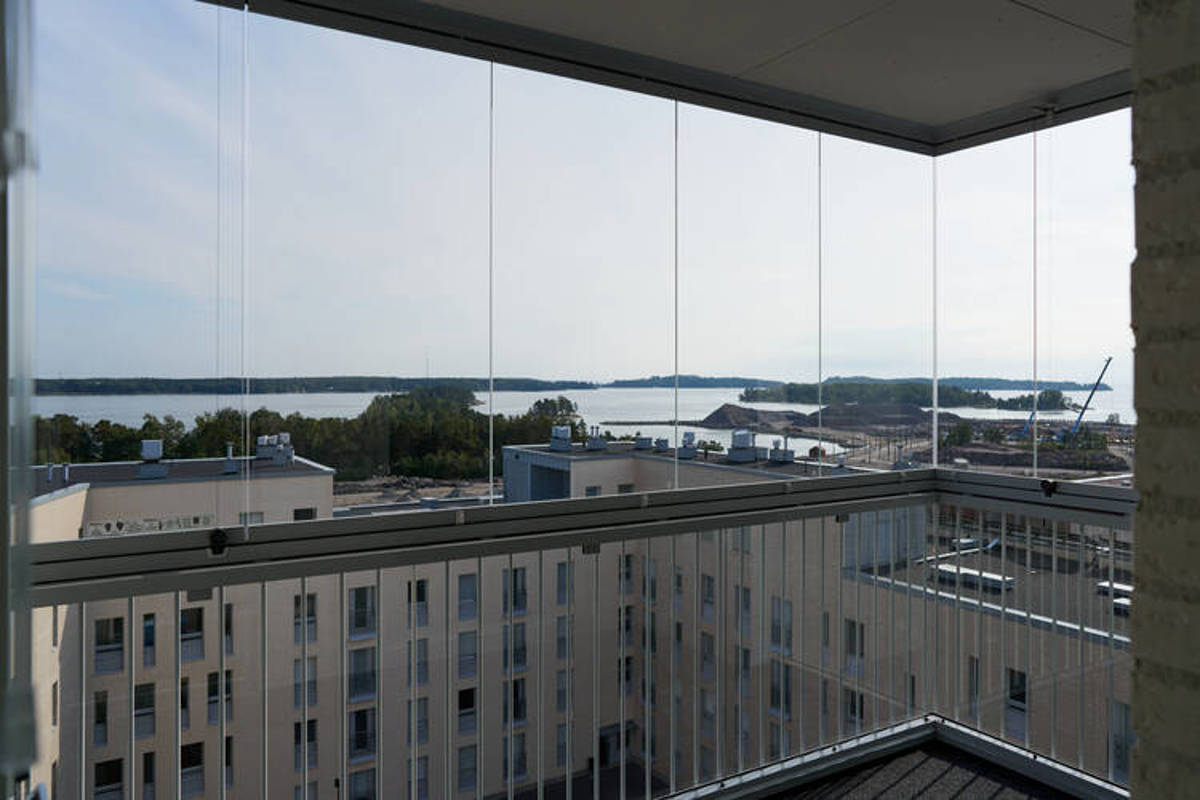 Valokuvanäkymä Kruunuvuorenrannan Kajon asunnon D35 alakerran parveke