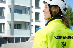 Hartelan työntekijä Heini Koiranen työmaalla