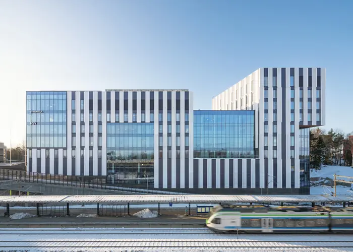 Hartelan Ilmalan Aseman julkisivu kohoaa ilmalan seisakkeen päällä